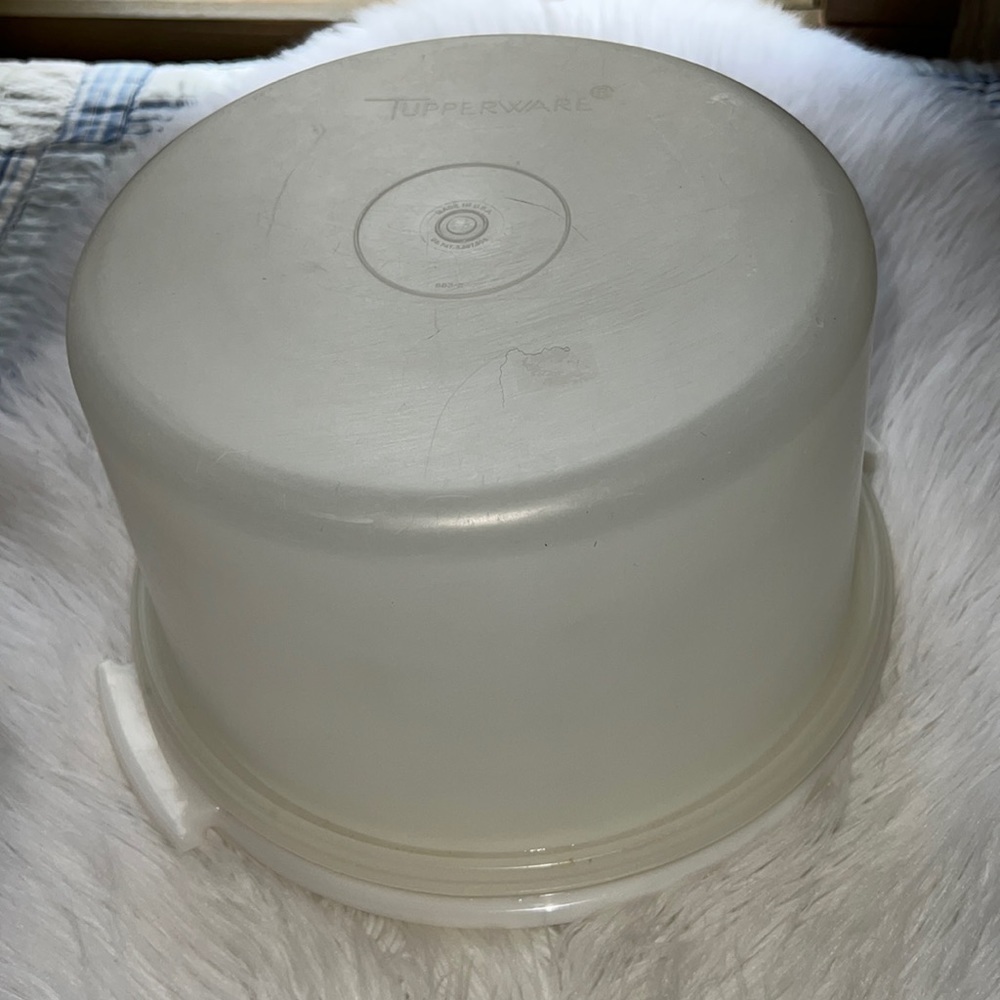 Vintage Tupperware Cake Carrier